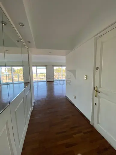Apartamento sobre la rambla de Punta Carretas