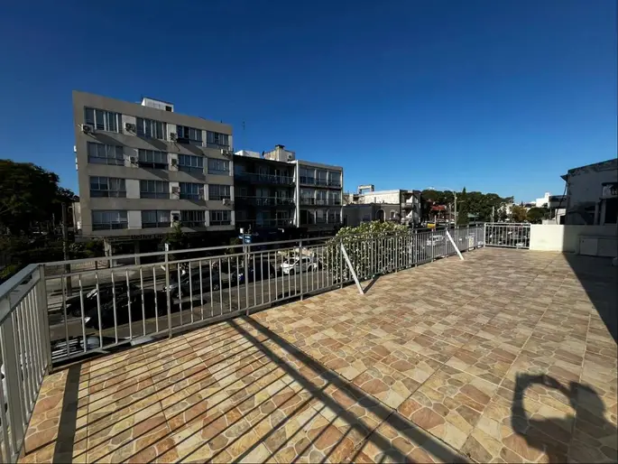 Venta de Apartamento Malvin 2 Dormitorios 2 Baños Garaje, Gran terraza. Vista al mar