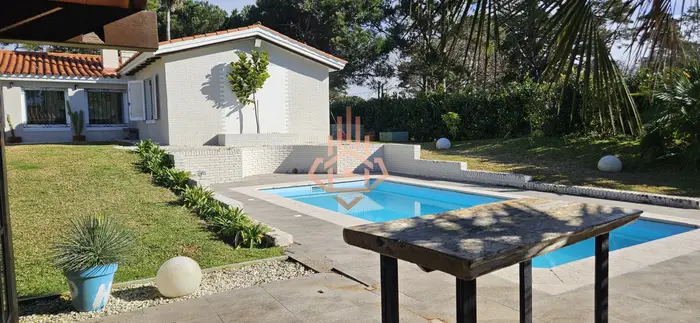 SE ALQUILA EN COUNTRY CASA DE 5 CUARTOS Y 4 BAÑOS