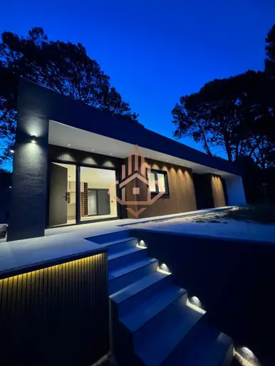 SE VENDE HERMOSA CASA A ESTRENAR DE 3 DORMITORIOS Y ESCRITORIO EN CLUB DEL LAGO