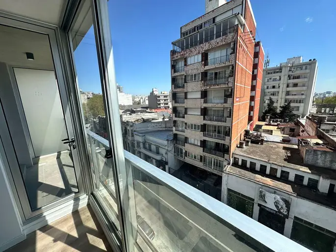 Apartamento 1 dormitorio al frente con balcón, luminoso en Centro Montevideo
