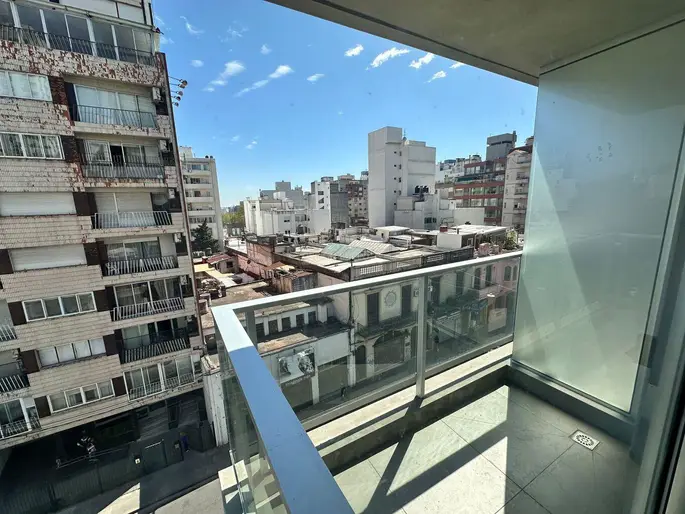 Apartamento 1 dormitorio al frente con balcón, luminoso en Centro Montevideo