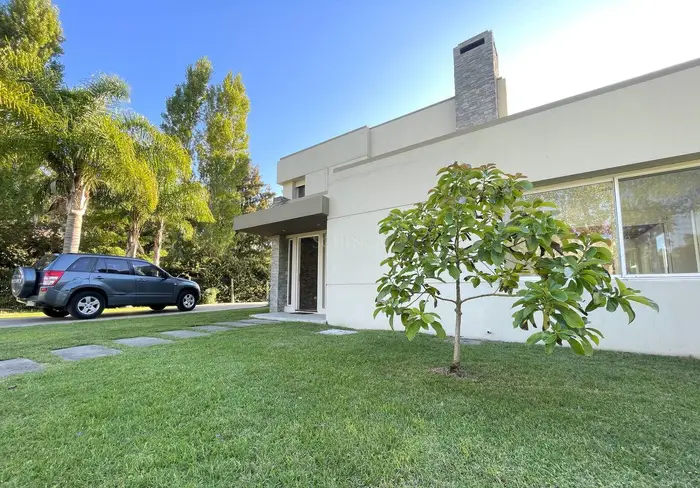 Venta casa minimalista 5 dormitorios, piscina | San Nicolás