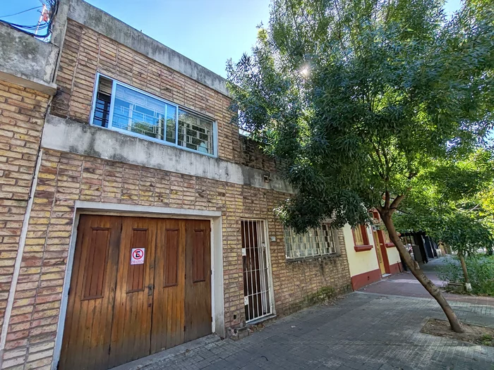 Casa En Venta En Pocitos De 4 Dormitorios De 2 Plantas Garaje Patio Parrillero Terraza