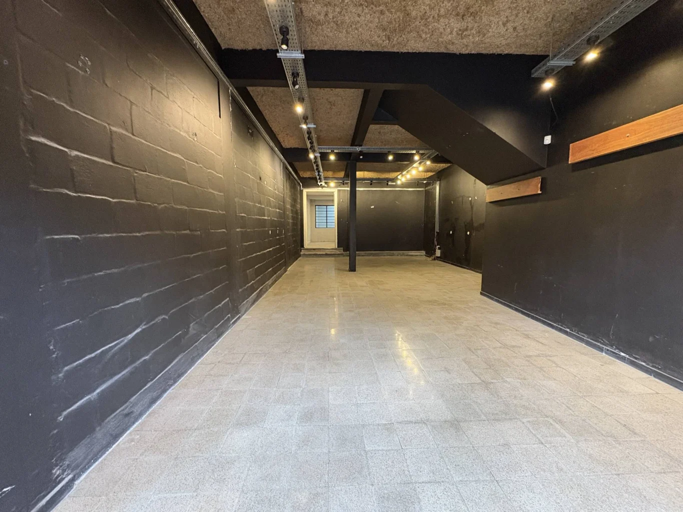 Local en Tres Cruces, propiedad 292205 -Imagen 2