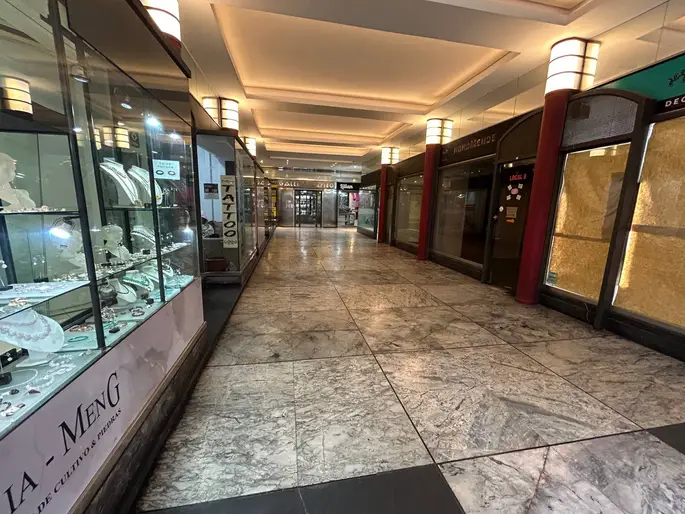 Alquiler - Local Comercial de 22 m2  en galería - 18 de Julio y Wilson Ferreira Aldunate