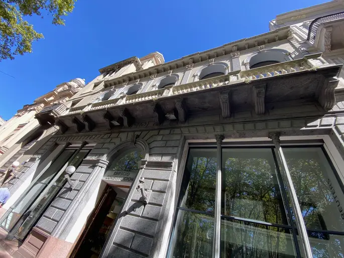 Alquiler - Oficina con vista a Plaza Matríz, 184 m2 con 42 de terraza - Ituzaingó y Rincón