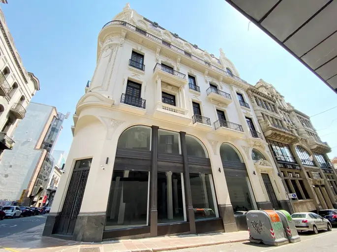 Alquiler - Local esquina, zona de alto tránsito en Ciudad Vieja - Ituzaingó y 25 de Mayo