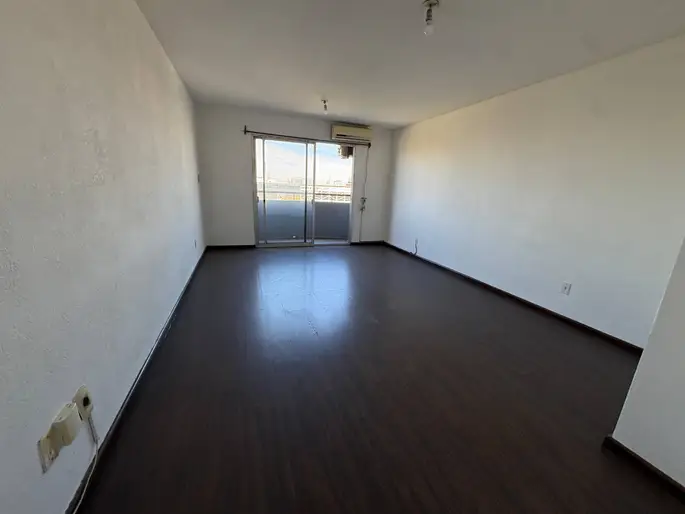 Alquiler - Apartamento al frente en Tres Cruces- Monoambiente