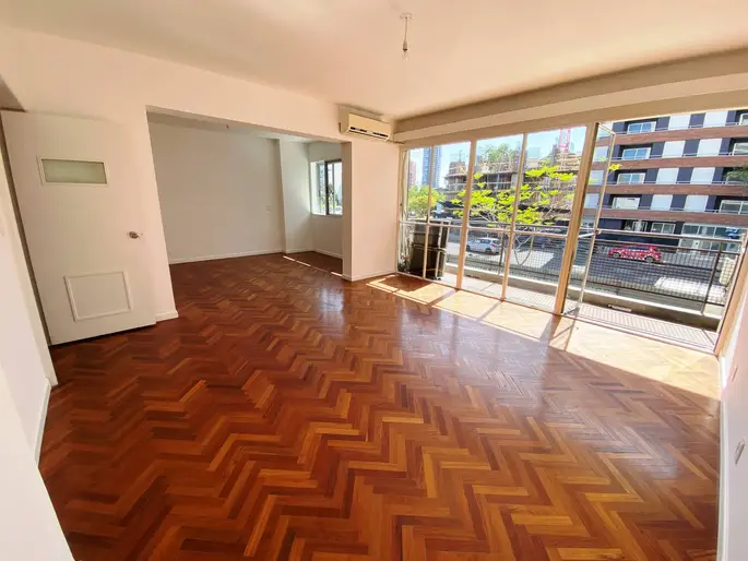 Alquiler de Apartamento en Av. del Libertador con 4 dormitorios y Garaje en Centro