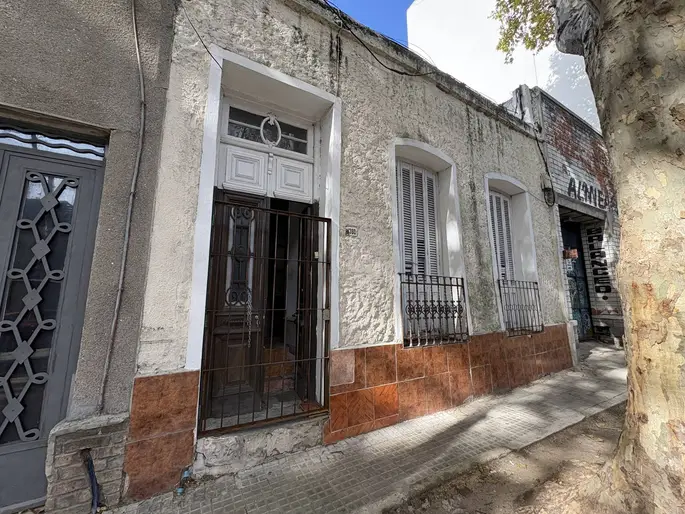 Venta de Casa con 2 dormitorios y patio en Cordón Sur