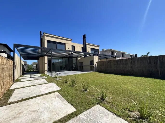 Alquiler de Casa con 3 dormitorios en Barrio Parques a estrenar