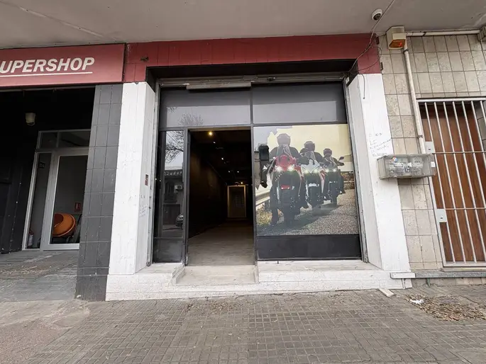 Alquiler - Local Comercial con 100 m2 en Tres Cruces