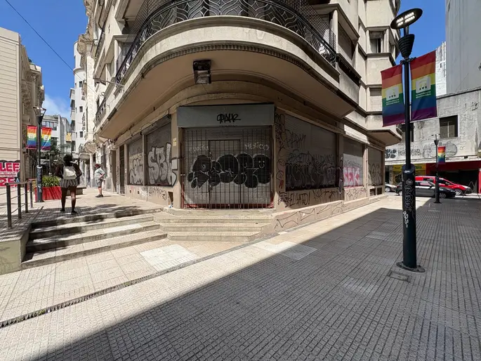 Cesión de Alquiler de Local comercial en Bartolomé Mitre con 131 Mts2 en Ciudad vieja