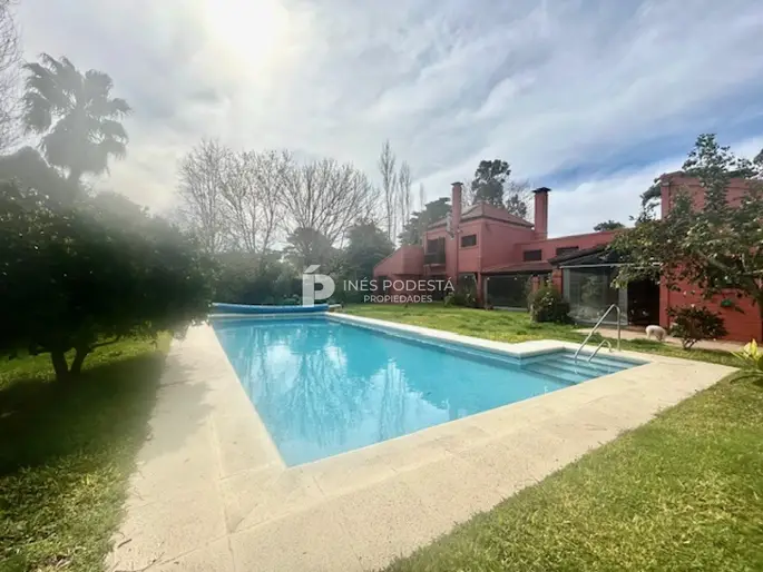Venta casa con 4 dormitorios + dependencia de servicio y piscina climatizada