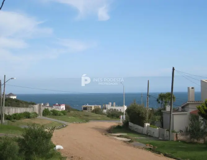 Casa con piscina  con 5 dormitorios y 4 baños a 100 mts del mar y muy buena vista