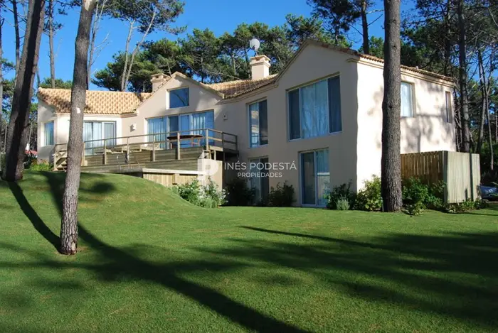 LAGUNA BLANCA con 5 dormitorios y dependencia de servicio, piscina