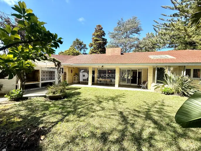 Venta casa en Mansa 4 dormitorios y dependencia de servicio
