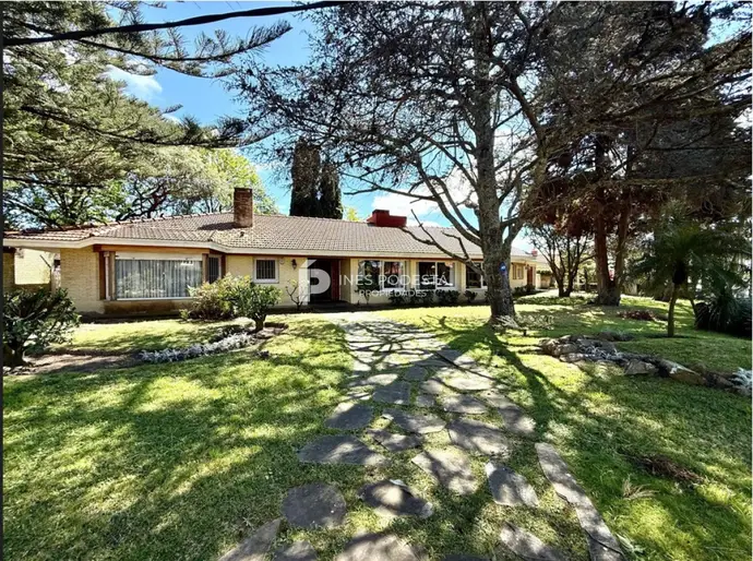 Venta casa en Mansa 4 dormitorios y dependencia de servicio