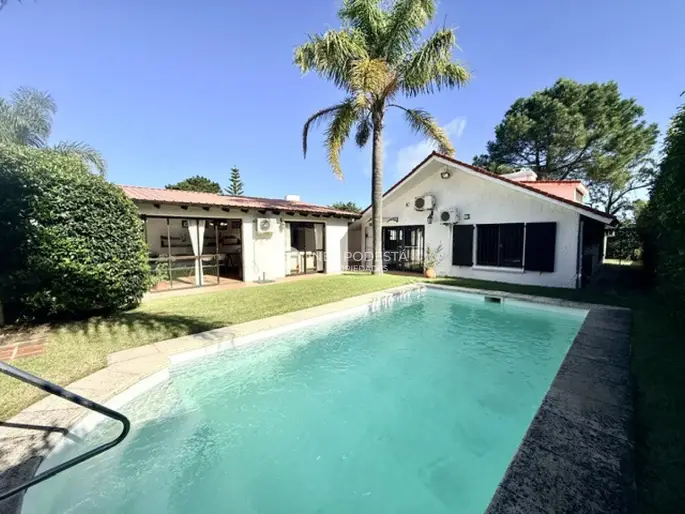 Venta casa con 3 dormitorios y medio con piscina