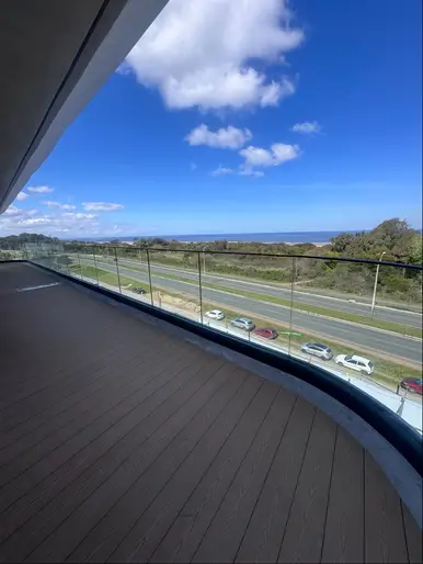 Alquiler Apartamento en Costanera VIllage de 2 dormitorios y garaje frente al Mar.