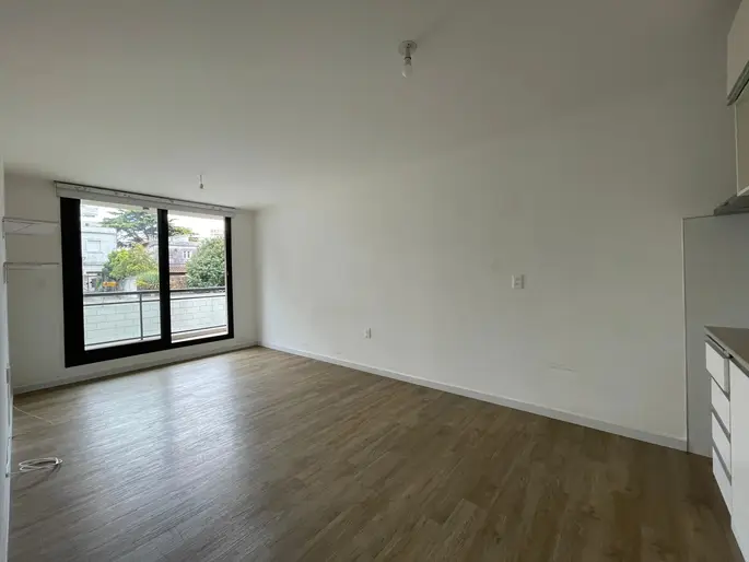 Alquiler de luminoso monoambiente con balcón en Malvin