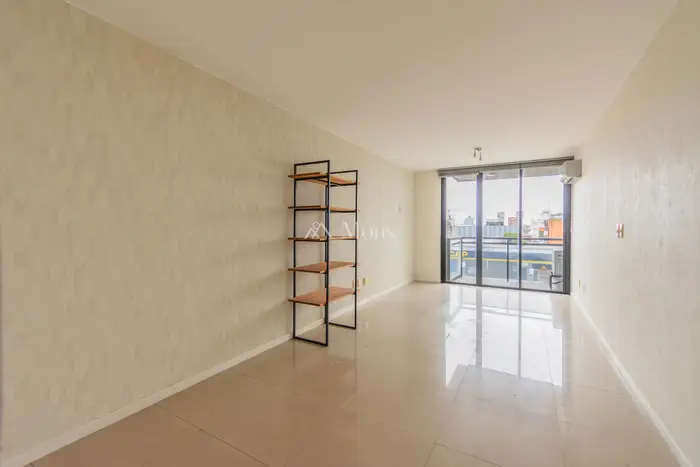 Alquiler Apartamento 1 Dormitorio Pocitos, Al Frente Con Balcón Y Cochera
