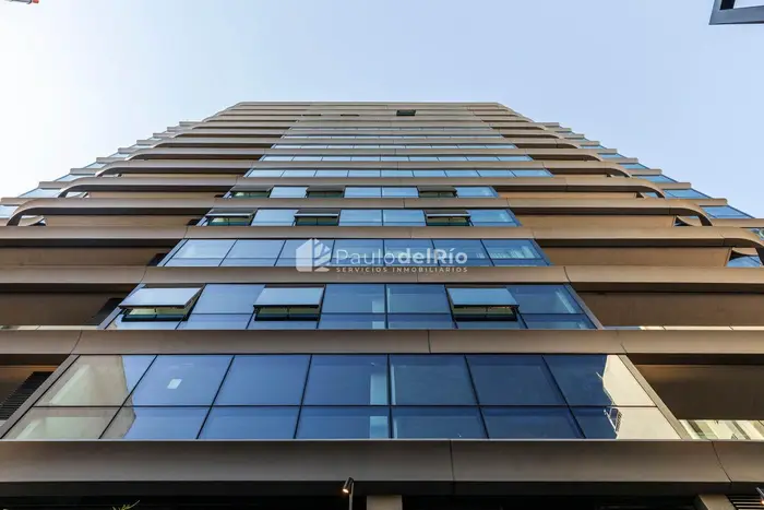 Pocitos Apartamento de 2 dormitorios en piso medio A todo lujo