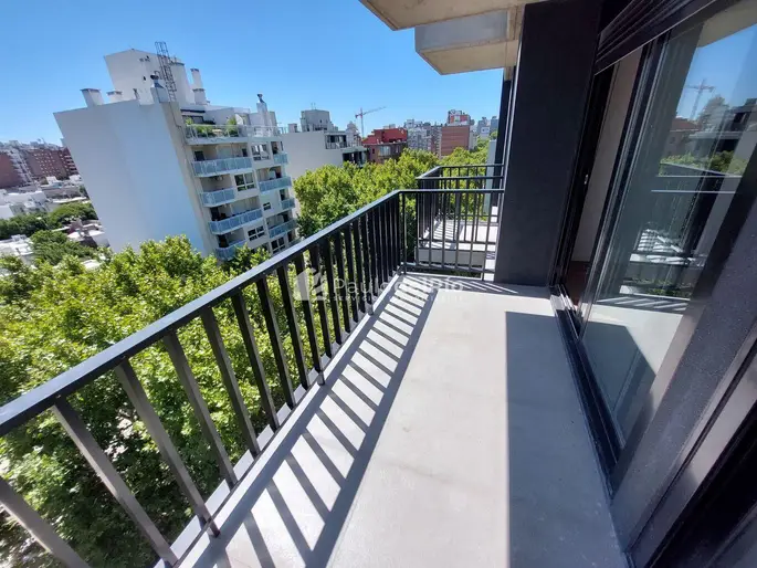 Único! Venta apartamento de 1 dormitorio en piso alto con amplia terraza y sol .