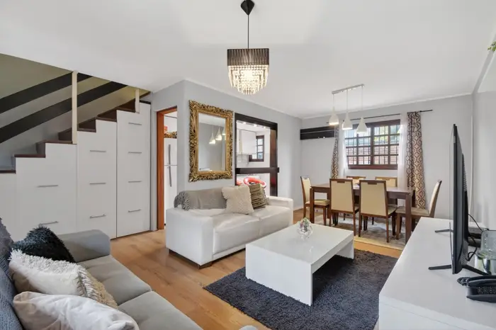 Venta de casa duplex de 3 dorm detrás del Parque Rivera próximo a servicios