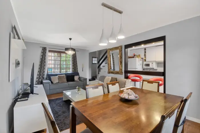 Venta de casa duplex de 3 dorm detrás del Parque Rivera próximo a servicios