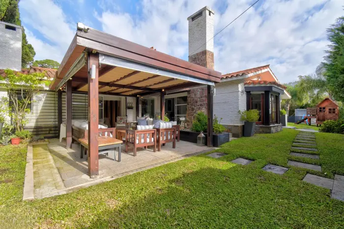 Casa en venta c/ cochera en Playa Mansa
