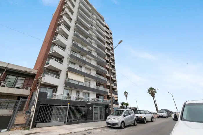 Venta Monoambiente con Garaje a estrenar y equipado en Malvín línea de rambla.
