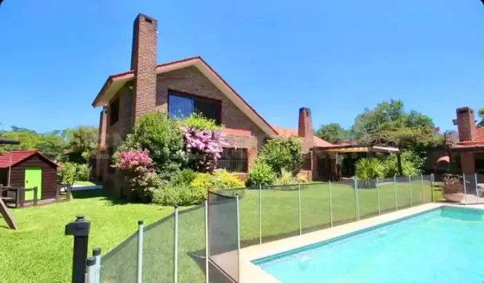Propiedad en venta 1087 m2 Carrasco sur 4 dormitorios ,5 baños, garaje para 4 vehículos