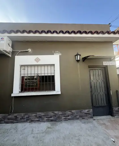 Casa 2 dormitorios con patio al frente y al fondo