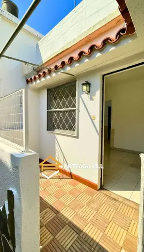 ALQUILER | Apartamento en Planta Baja con 2 Amplios Dormitorios, Patio al Frente y Fondo, Sin Gastos Comunes y Máxima Seguridad