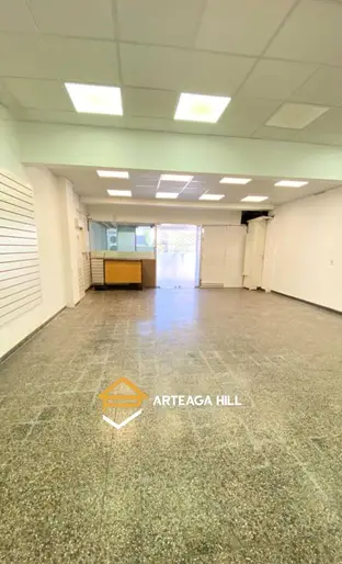 Venta | Gran Local Comercial Al Frente Sobre Avenida - Entrada Lateral Para Vehiculos Y Proveedores.