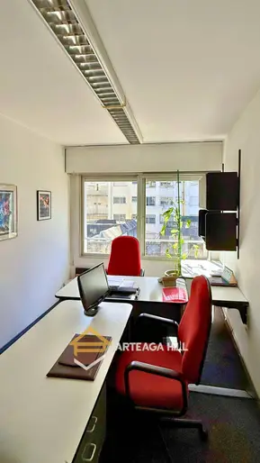 Alquiler| Oficina/consultorio En El Centro De Montevideo | 3 Ambientes + Sala De Reuniones | Excelente Estado, Lista Para Ingresar