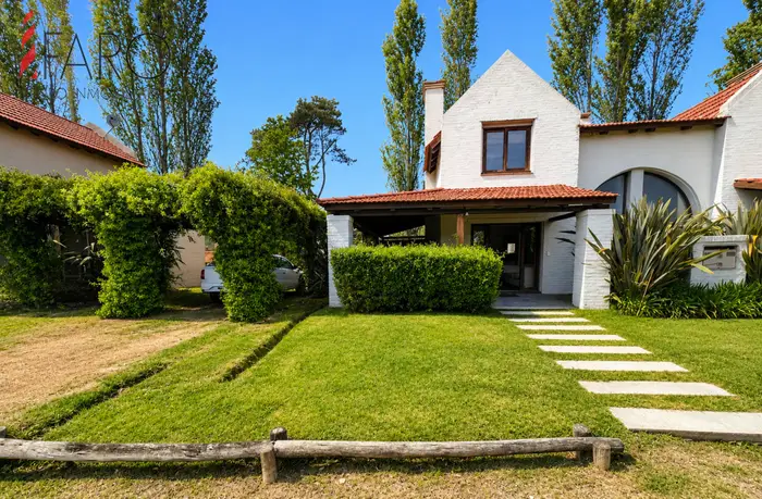 Casa en Barrio privado con piscina y cancha de tenis.Zona Pinares