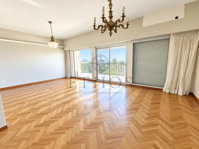 Alquiler Apartamento Pocitos, 2 dorm y servicio, garaje