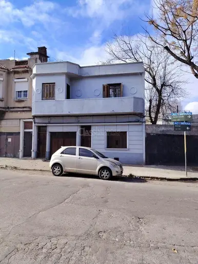 Se vende casa en La Comercial PH con fondo, tres dormiorios, garaje