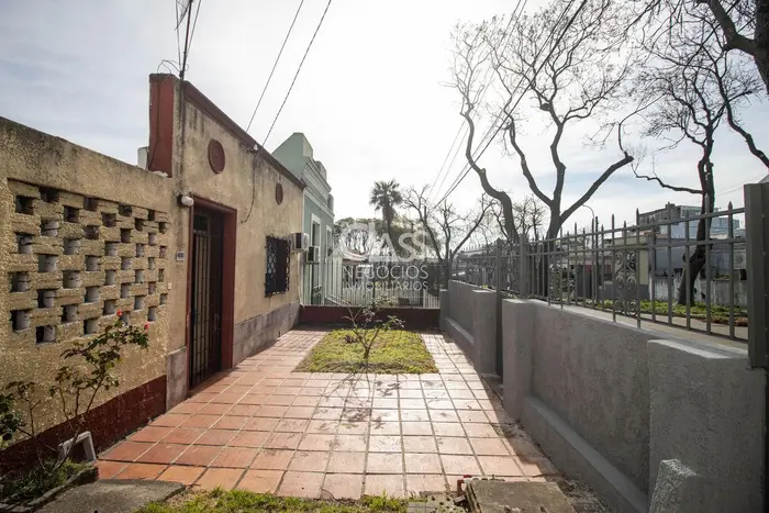Venta de casa con gran terreno en Brazo Oriental