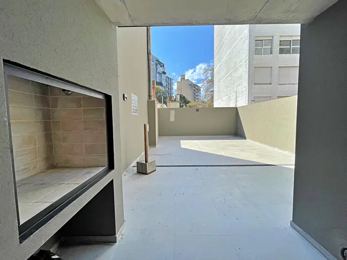 Venta de apartamento 1 dormitorio con patio y parrillero a estrenar en Parque Rodo
