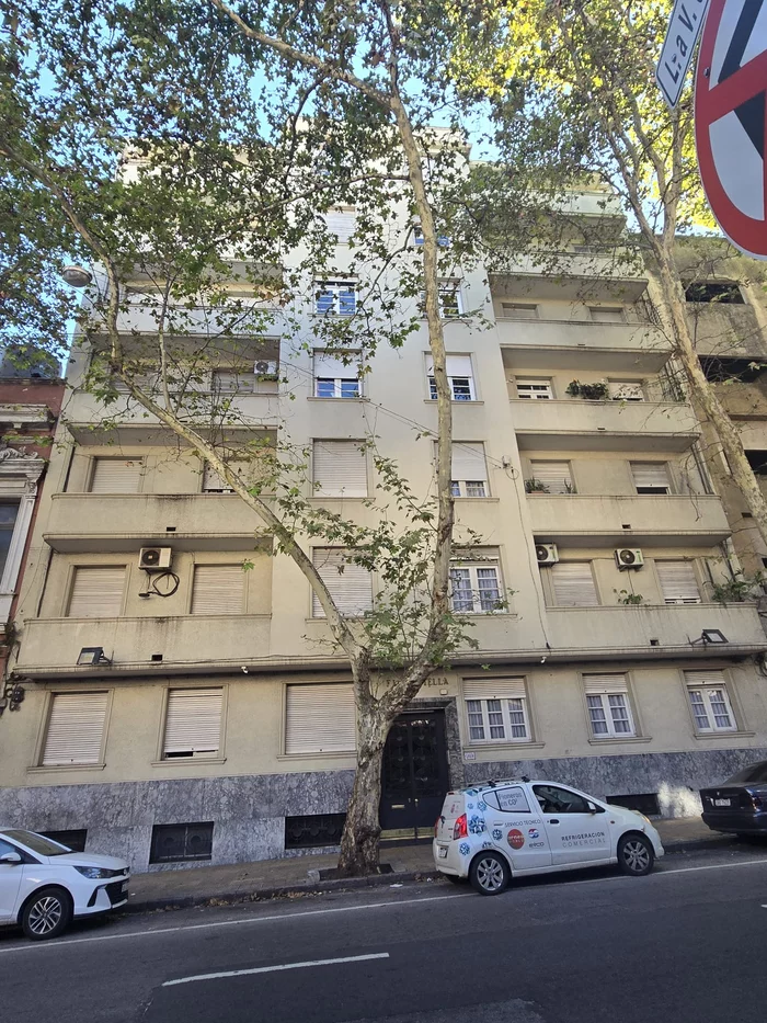 Apto en venta ideal familia grande espacios generosos 3 dormitorios 2 patios  calefaccion central portero todo el dia. Solida construccion 