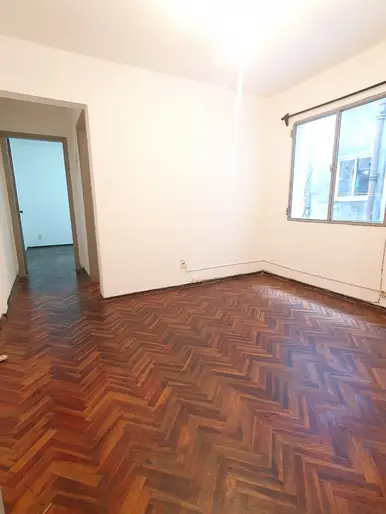 Alquiler un dormitorio con balcon en ciudad V. Reconquista y misiones a 100 de la rambla 