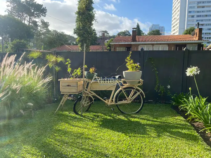 Hermosa casa en  Playa Mansa -  Punta del Este