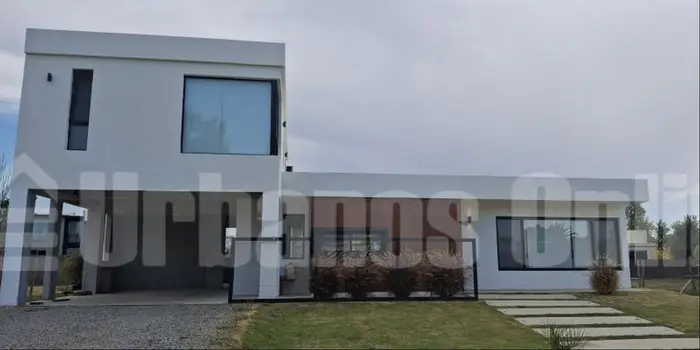 Amplia casa de 2 plantas de construcción tradicional - Colonia del Sacramento - Ref. 6195