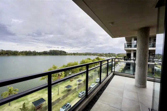 VENTA DE APARTAMENTO 3 DORMITORIOS, COCHERA Y TERRAZA CON PARRILLERO | Interlagos