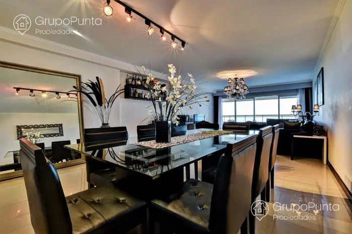 Departamento en venta y alquiler frente al mar-  Torre Lobos- Punta del Este