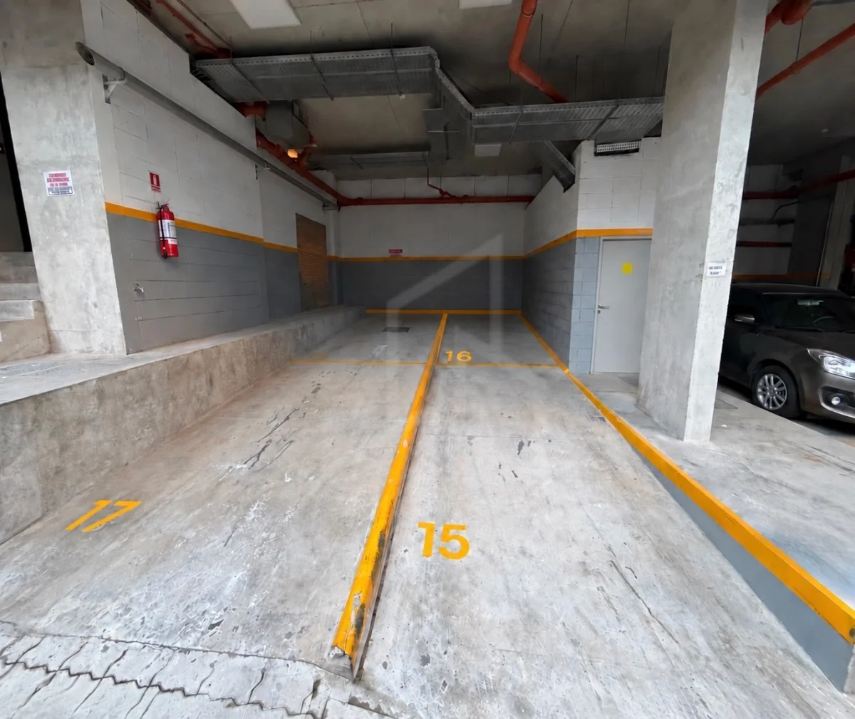 Garage en Tres Cruces, propiedad 299100 -Imagen 1